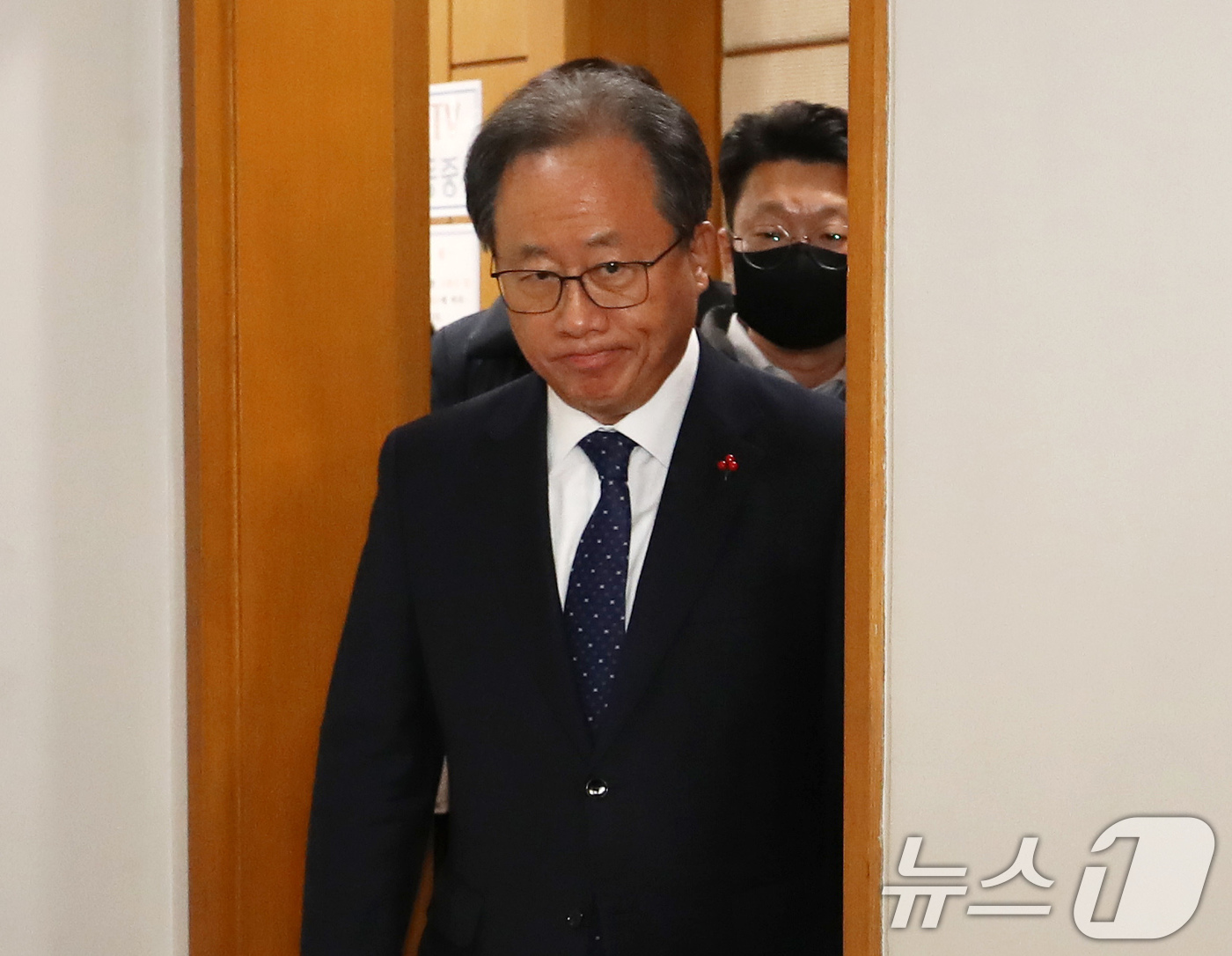 (부산=뉴스1) 윤일지 기자 = 전교조 통일학교 해직 교사들을 특별 채용하도록 지시한 혐의로 기소된 김석준 부산시교육감이 12일 오후 부산 연제구 부산지방법원에서 열린 1심 선고 …