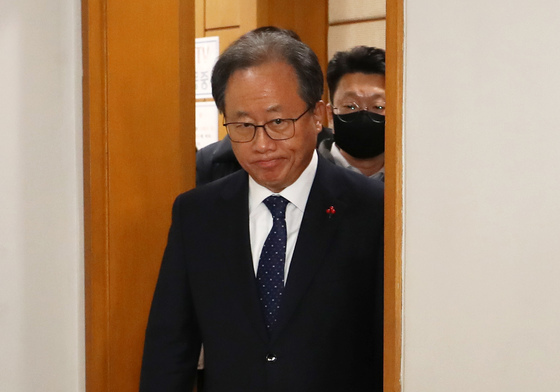 착잡한 표정의 김석준 부산교육감