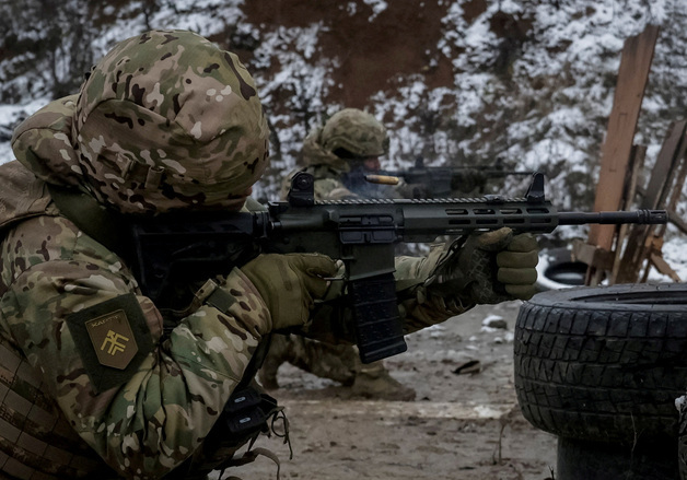 우크라 "쿠피안스크 지역 러시아군 수백명 포위"…젤렌스키는 전선시찰