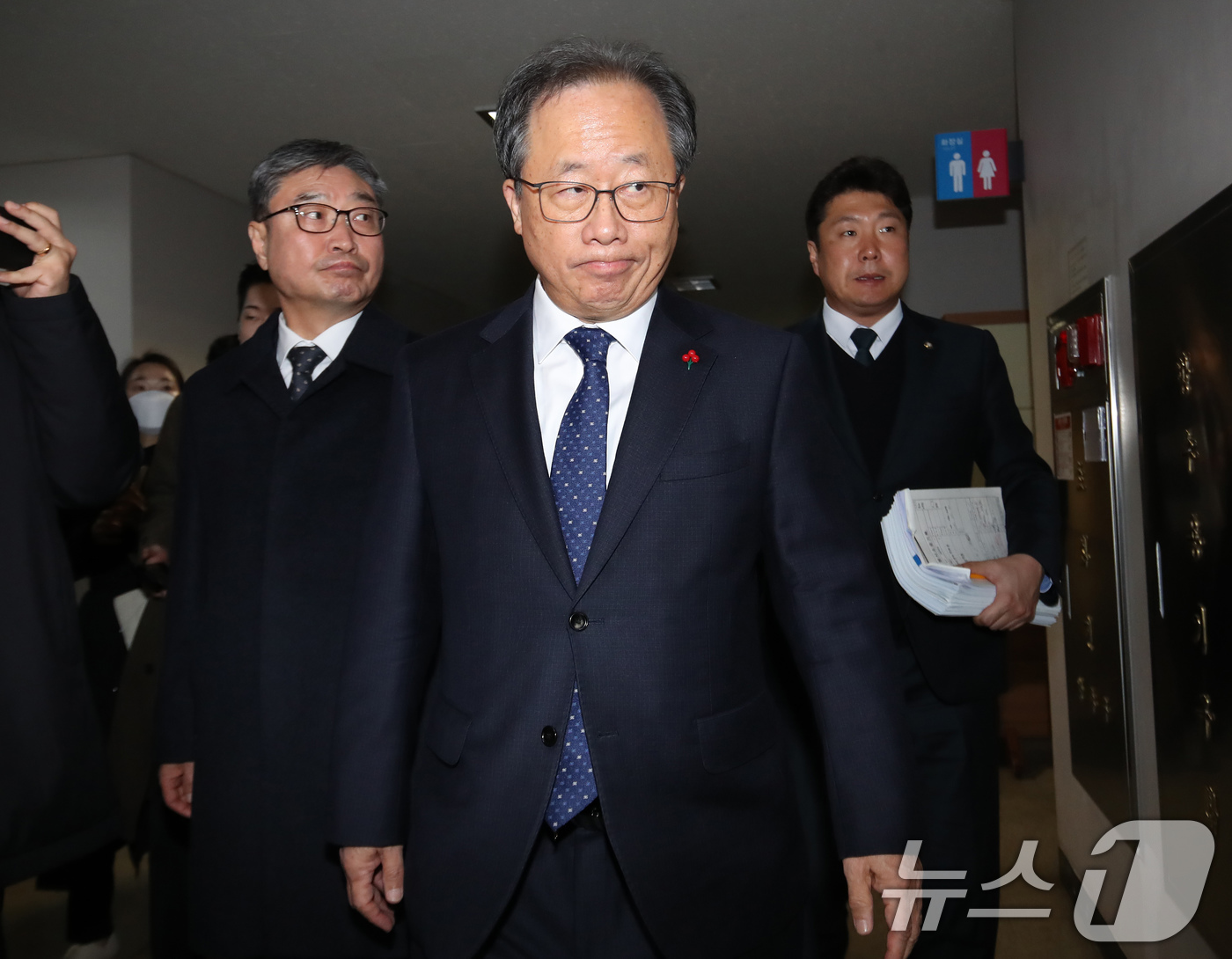 (부산=뉴스1) 윤일지 기자 = 전교조 통일학교 해직 교사들을 특별 채용하도록 지시한 혐의로 기소된 김석준 부산시교육감이 12일 오후 부산 연제구 부산지방법원에서 열린 1심 선고 …