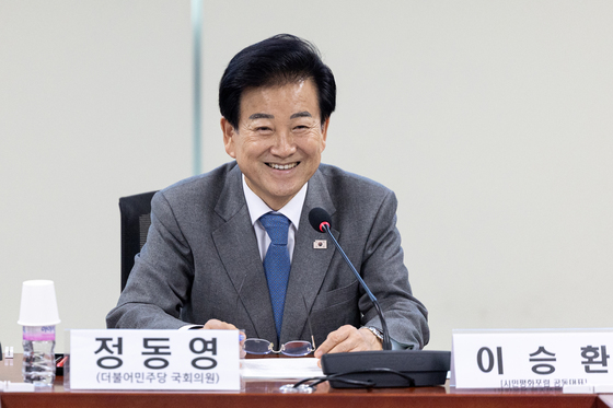 미소 짓는 정동영 장관