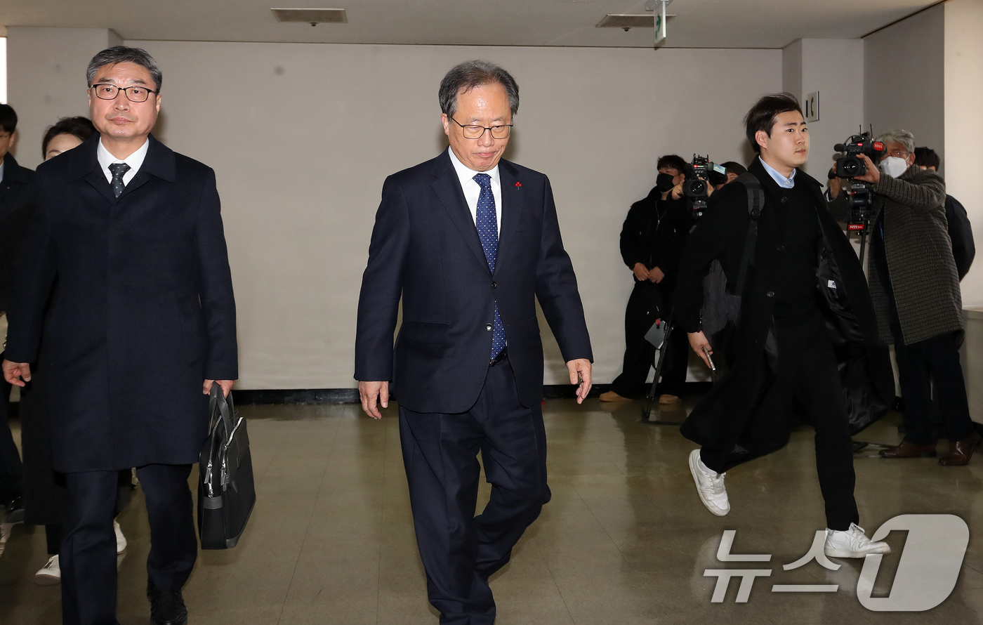 (부산=뉴스1) 윤일지 기자 = 전교조 통일학교 해직 교사들을 특별 채용하도록 지시한 혐의로 기소된 김석준 부산시교육감이 12일 오후 부산 연제구 부산지방법원에서 열린 1심 선고 …