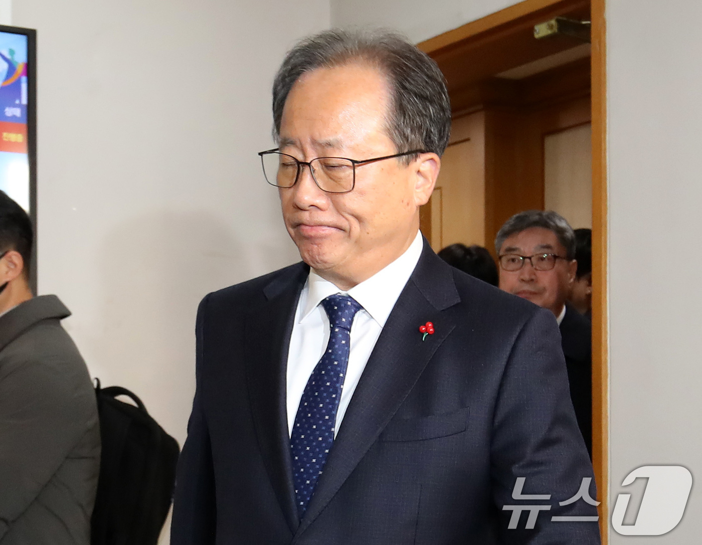 (부산=뉴스1) 윤일지 기자 = 전교조 통일학교 해직 교사들을 특별 채용하도록 지시한 혐의로 기소된 김석준 부산시교육감이 12일 오후 부산 연제구 부산지방법원에서 열린 1심 선고 …