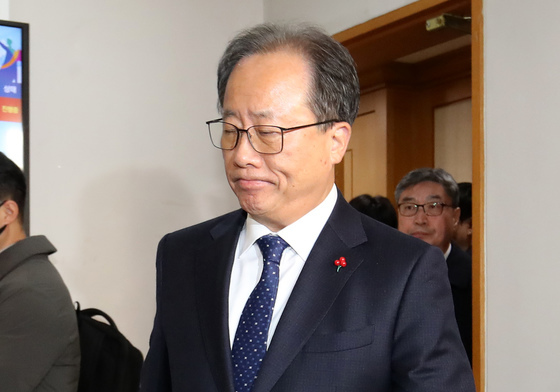 착잡한 표정의 김석준 부산교육감