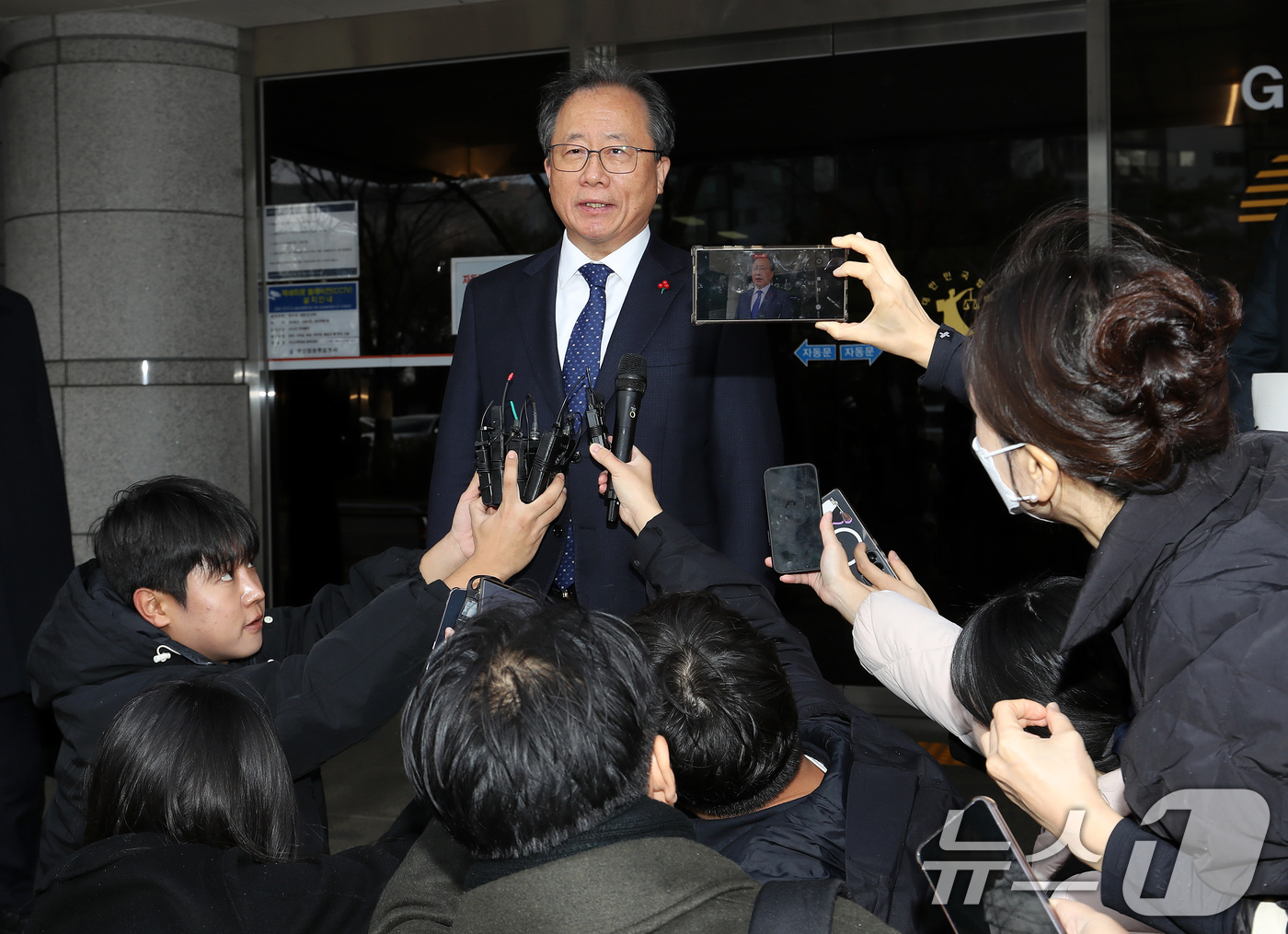 (부산=뉴스1) 윤일지 기자 = 전교조 통일학교 해직 교사들을 특별 채용하도록 지시한 혐의로 기소된 김석준 부산시교육감이 12일 오후 부산 연제구 부산지방법원에서 열린 1심 선고 …