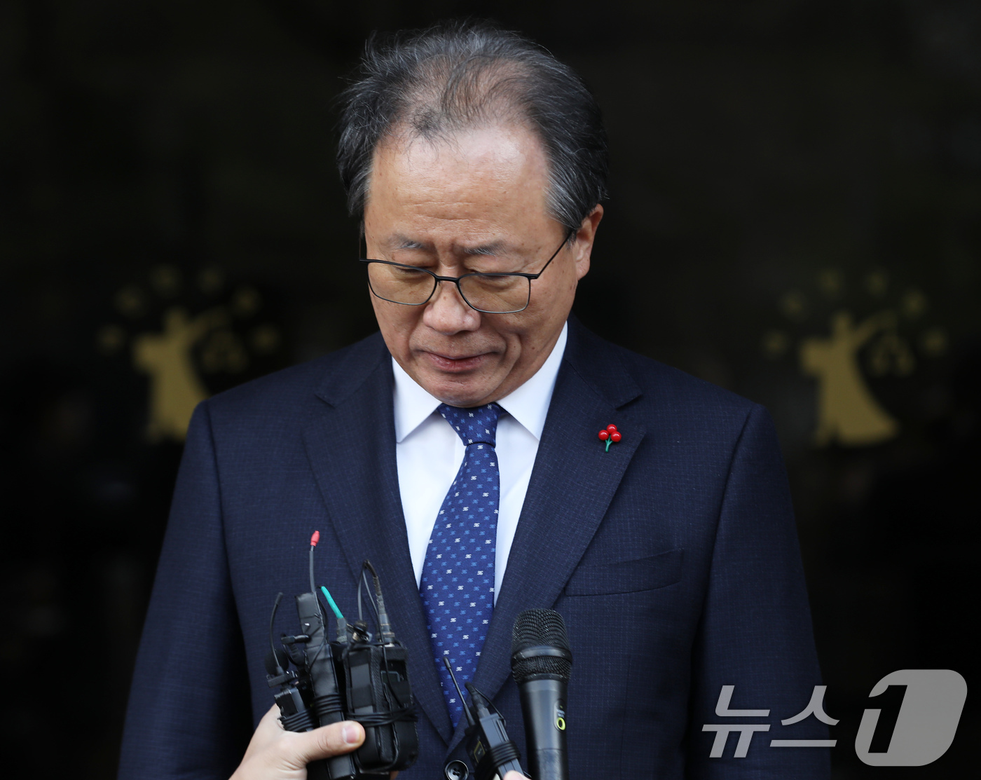 (부산=뉴스1) 윤일지 기자 = 전교조 통일학교 해직 교사들을 특별 채용하도록 지시한 혐의로 기소된 김석준 부산시교육감이 12일 오후 부산 연제구 부산지방법원에서 열린 1심 선고 …