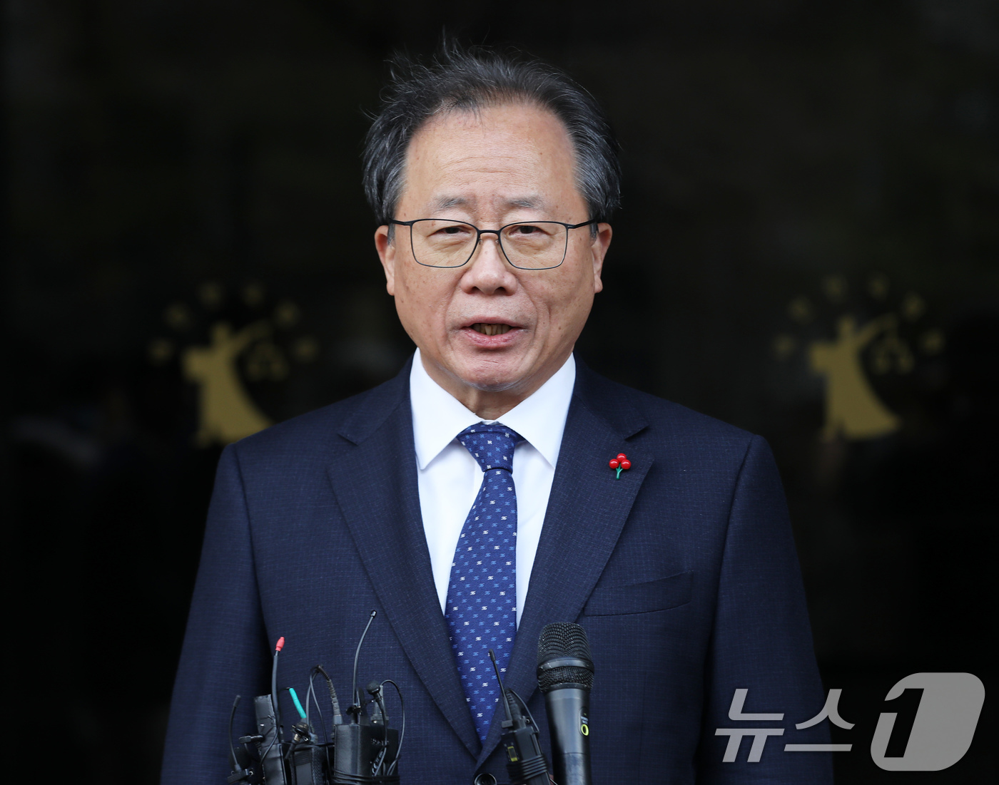 (부산=뉴스1) 윤일지 기자 = 전교조 통일학교 해직 교사들을 특별 채용하도록 지시한 혐의로 기소된 김석준 부산시교육감이 12일 오후 부산 연제구 부산지방법원에서 열린 1심 선고 …