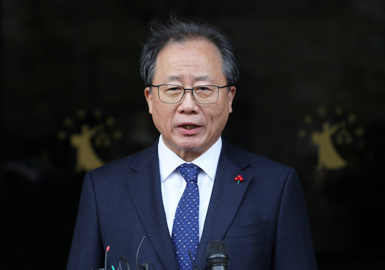 취재진 질문 답하는 김석준 부산교육감