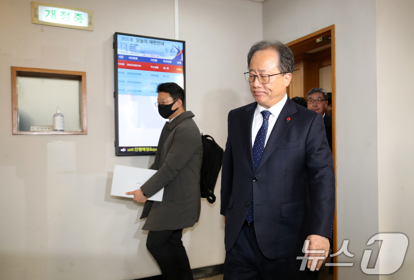 (부산=뉴스1) 윤일지 기자 = 전교조 통일학교 해직 교사들을 특별 채용하도록 지시한 혐의로 기소된 김석준 부산시교육감이 12일 오후 부산 연제구 부산지방법원에서 열린 1심 선고 …