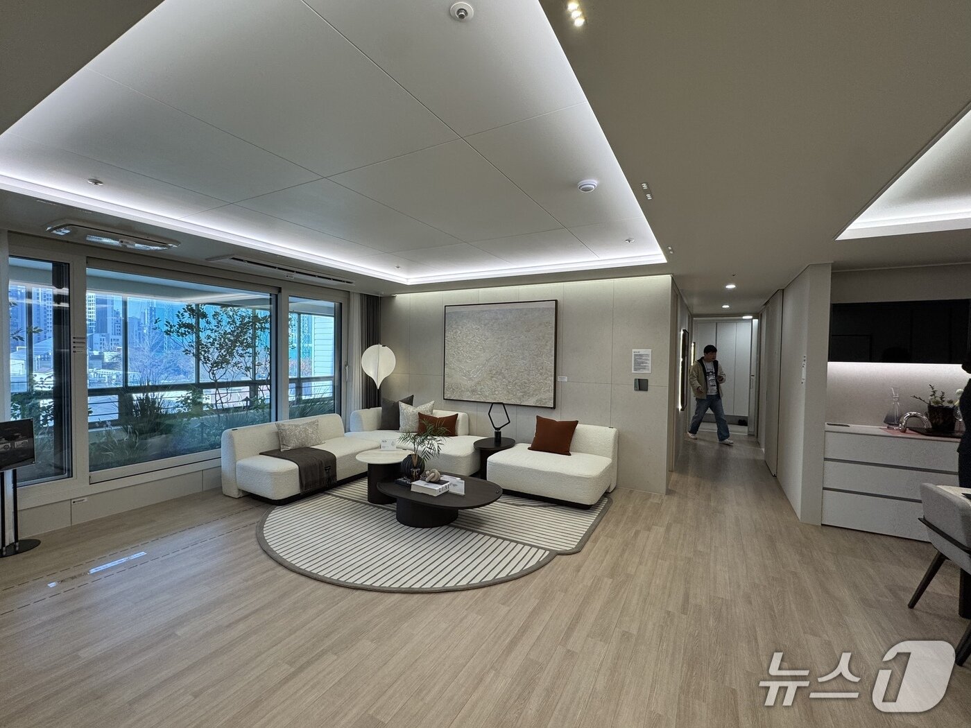 본문 이미지 - 12일 방문한 강남구 &#39;역삼센트럴자이&#39; 견본주택 내 전용 122㎡ 유니트 내부. 2025.12.12/뉴스1 ⓒ News1 윤주현 기자
