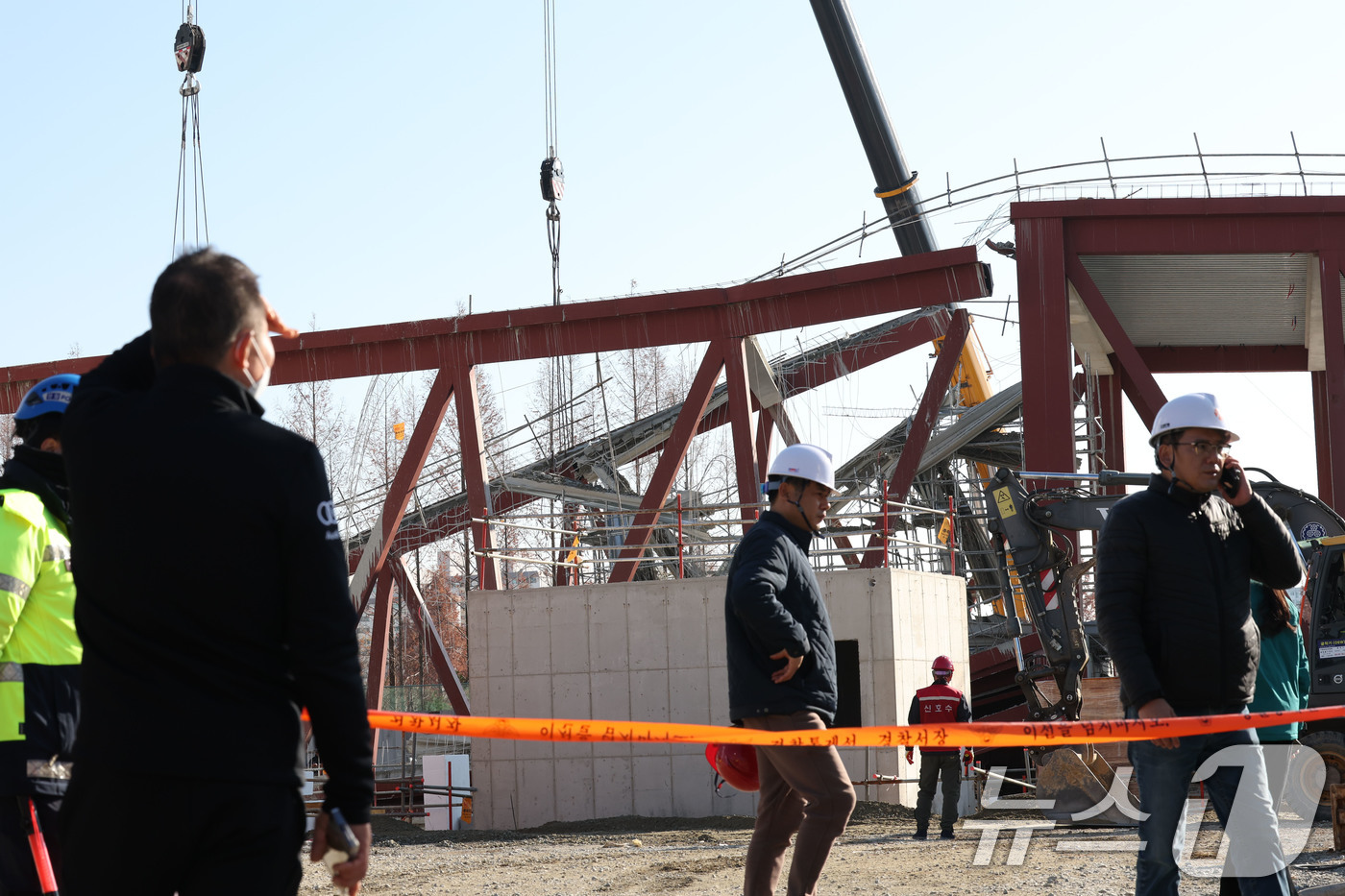 (광주=뉴스1) 박지현 기자 = 12일 오후 광주 서구 치평동(상무지구)의 광주대표도서관 공사 현장에서 레미콘 타설 중 붕괴 사고로 구조물 안정화와 보강작업이 진행되는 가운데 주민 …