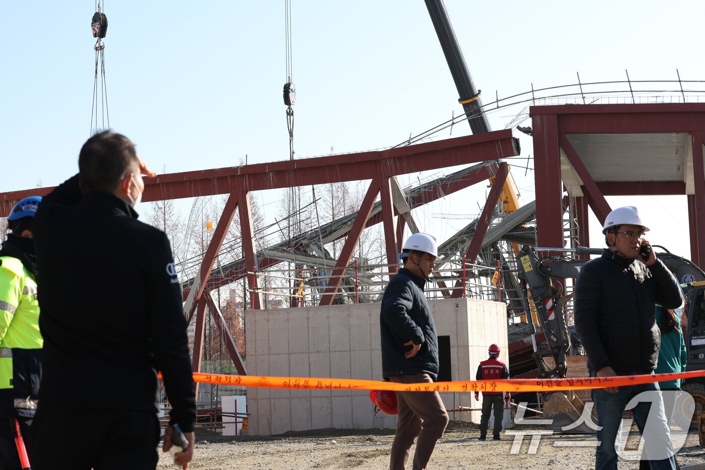 본문 이미지 - 12일 오후 광주 서구 치평동&#40;상무지구&#41;의 광주대표도서관 공사 현장에서 레미콘 타설 중 붕괴 사고로 구조물 안정화와 보강작업이 진행되는 가운데 주민들이 이를 지켜보고 있다. 2025.12.12/뉴스1 ⓒ News1 박지현 기자