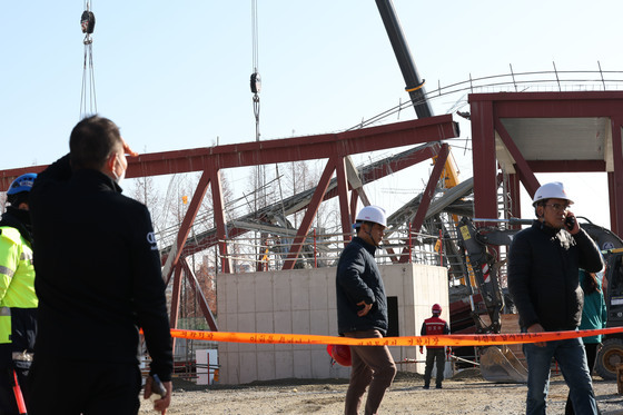 "매몰된 두 사람 어쩌나" 안타까운 시민들 광주 붕괴현장 발걸음