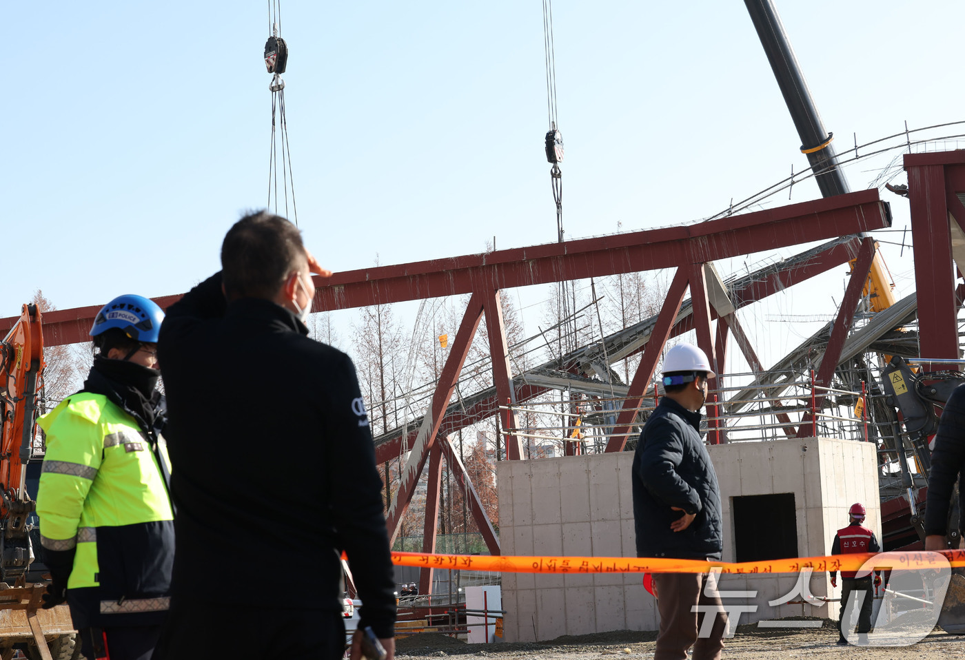 (광주=뉴스1) 박지현 기자 = 12일 오후 광주 서구 치평동(상무지구)의 광주대표도서관 공사 현장에서 레미콘 타설 중 붕괴 사고로 구조물 안정화와 보강작업이 진행되는 가운데 주민 …