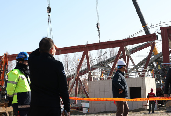 붕괴현장 바라보는 주민