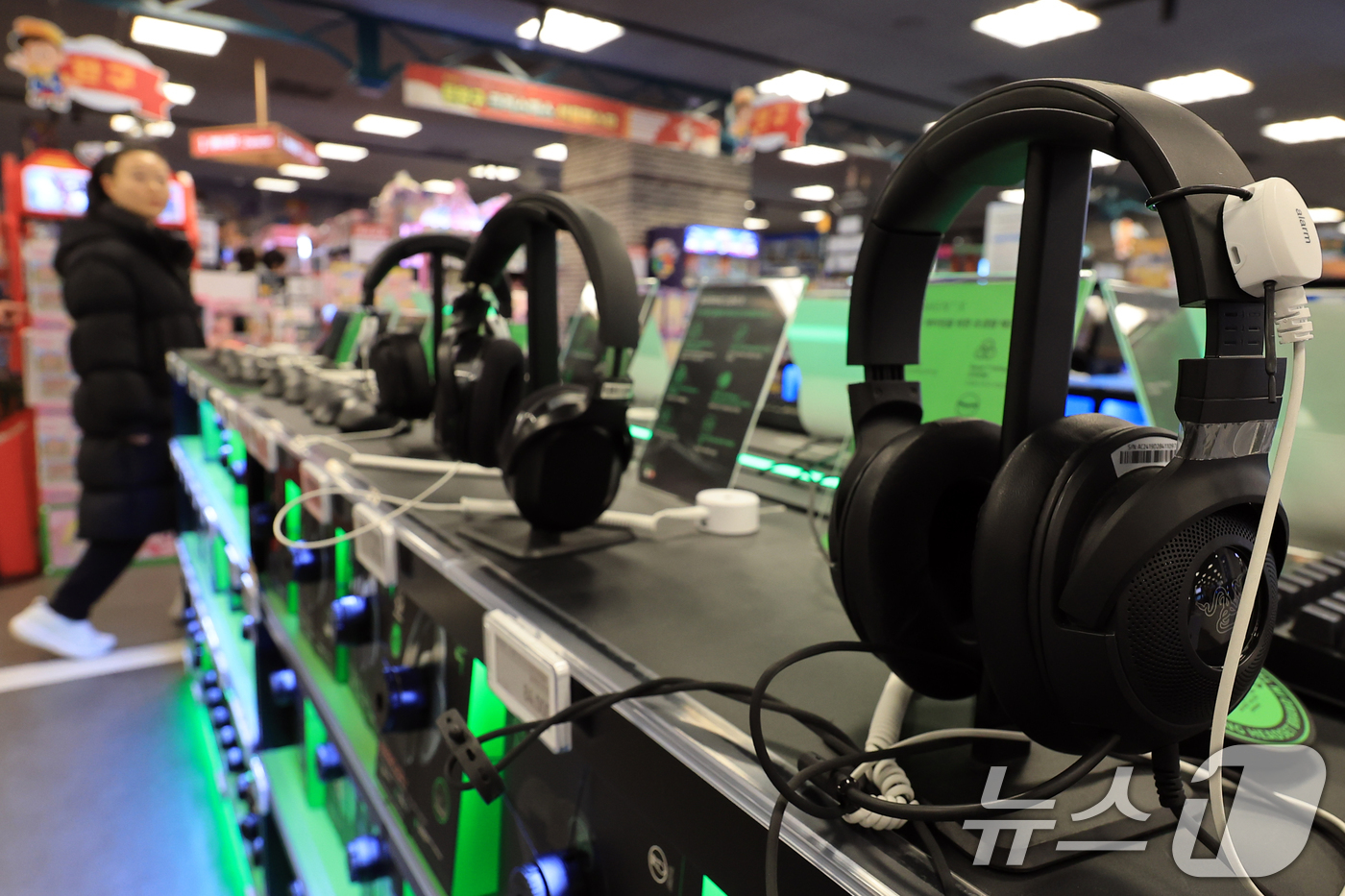 (서울=뉴스1) 이호윤 기자 = 한국은행이 12일 발표한 수출입물가지수에서 지난달 기준 수입물가지수(원화 기준 잠정치·2020년 수준 100)는 141.82로 전월(138.19)보 …