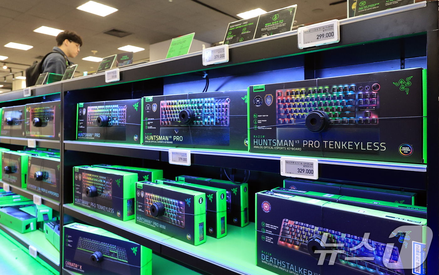 (서울=뉴스1) 이호윤 기자 = 한국은행이 12일 발표한 수출입물가지수에서 지난달 기준 수입물가지수(원화 기준 잠정치·2020년 수준 100)는 141.82로 전월(138.19)보 …