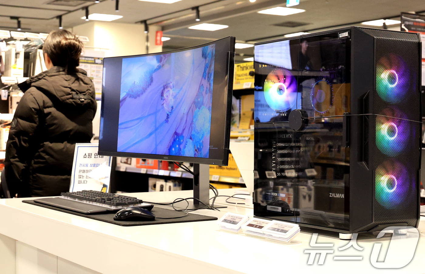 (서울=뉴스1) 이호윤 기자 = 한국은행이 12일 발표한 수출입물가지수에서 지난달 기준 수입물가지수(원화 기준 잠정치·2020년 수준 100)는 141.82로 전월(138.19)보 …