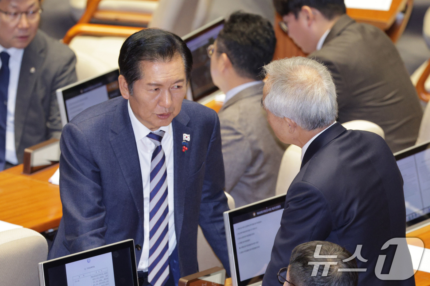 (서울=뉴스1) 신웅수 기자 = 정청래 더불어민주당 대표가 12일 서울 여의도 국회에서 열린 제430회국회(임시회) 제1차 본회의에서 대화하고 있다. 2025.12.12/뉴스1