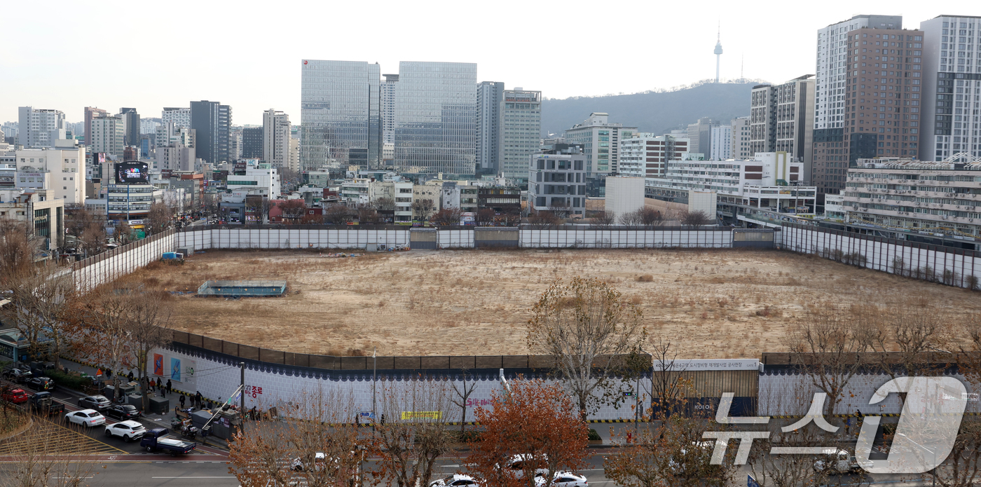 (서울=뉴스1) 김명섭 기자 = 12일 정부 관보에 따르면 국가유산청은 종묘 일대 19만4천89.6㎡(약 5만8천712평) 범위를 세계유산지구로 지정했다. 종묘 맞은편 세운4구역의 …