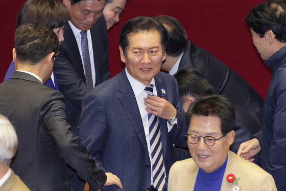 넥타이 고쳐매는 정청래