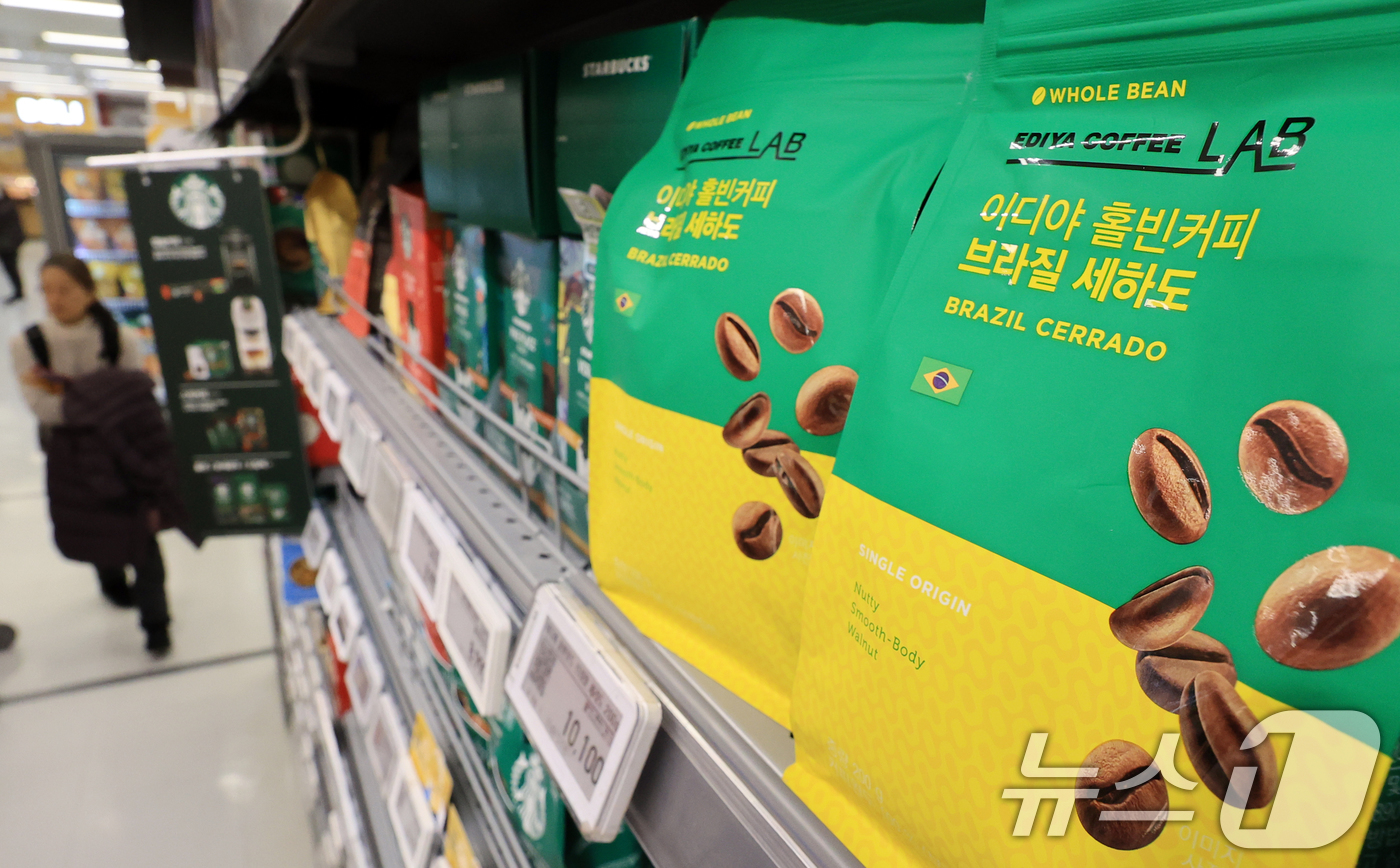 (서울=뉴스1) 이호윤 기자 = 한국은행이 12일 발표한 수출입물가지수에서 지난달 기준 수입물가지수(원화 기준 잠정치·2020년 수준 100)는 141.82로 전월(138.19)보 …