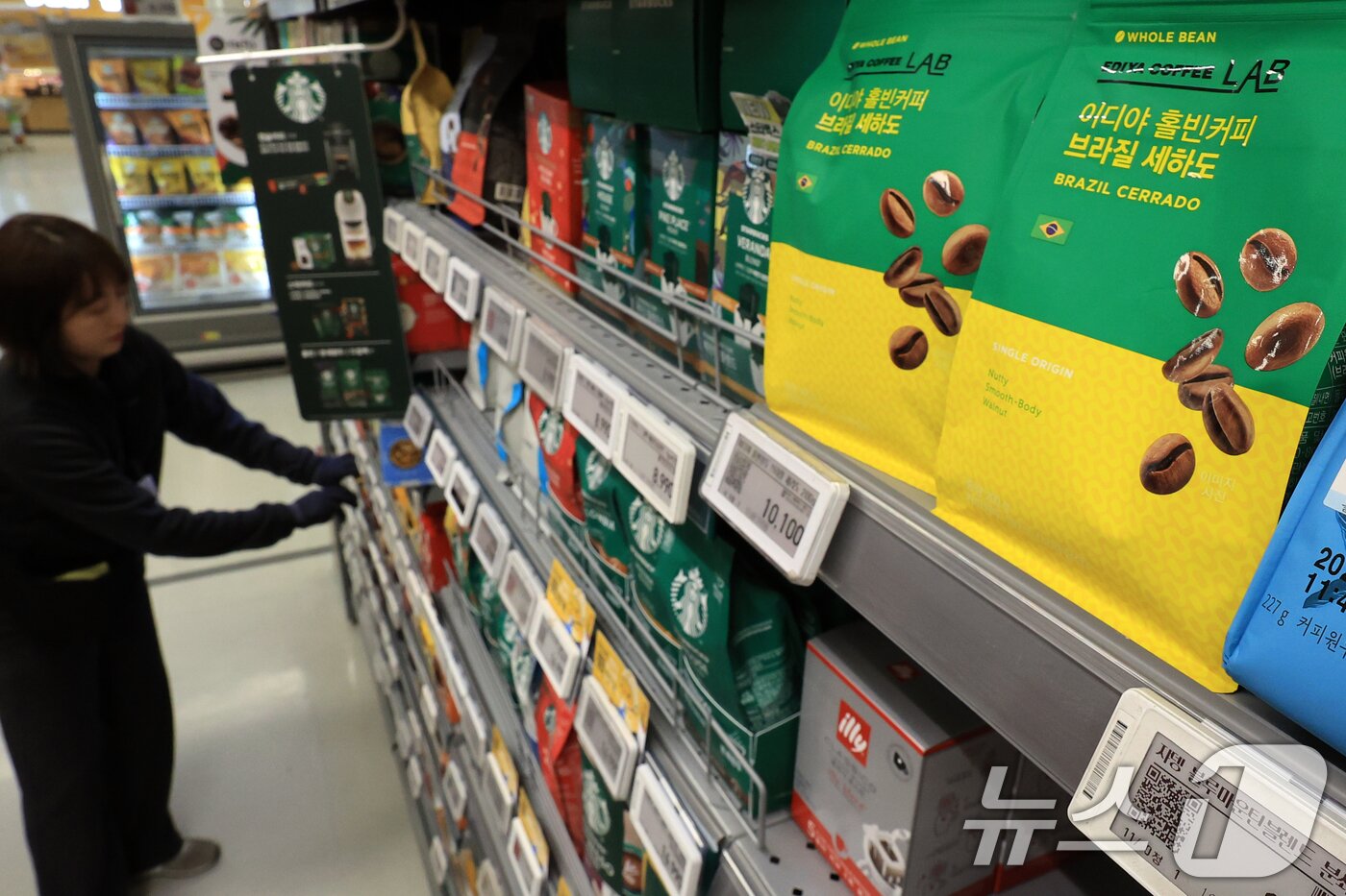 본문 이미지 - 서울 시내의 한 마트에 원두커피가 진열된 모습. 2025.12.12/뉴스1 ⓒ News1 이호윤 기자