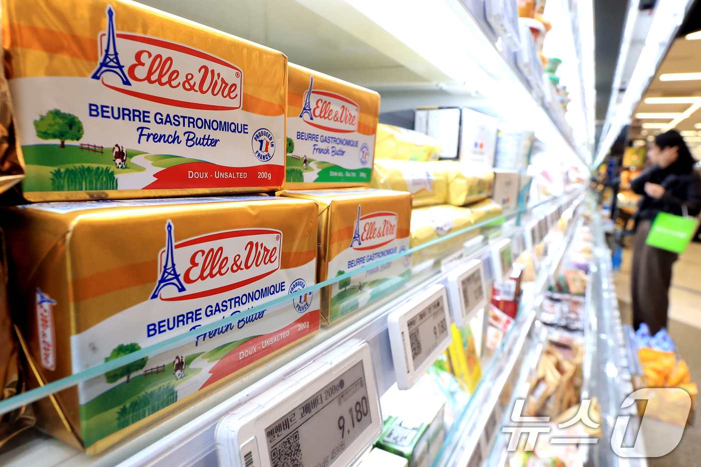 (서울=뉴스1) 이호윤 기자 = 한국은행이 12일 발표한 수출입물가지수에서 지난달 기준 수입물가지수(원화 기준 잠정치·2020년 수준 100)는 141.82로 전월(138.19)보 …