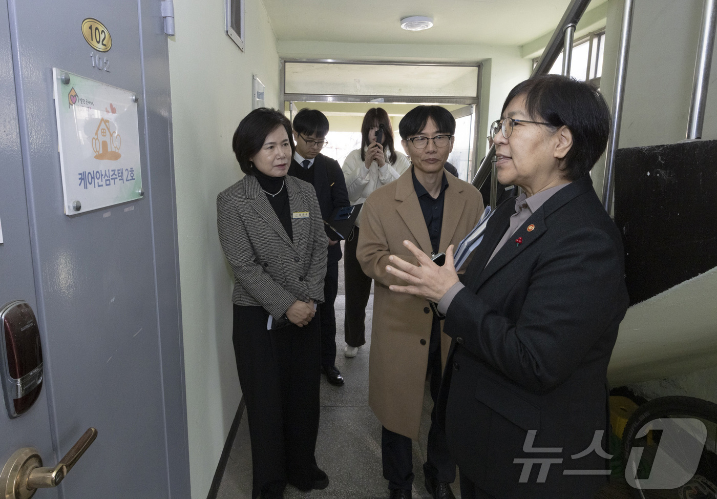 (서울=뉴스1) = 정은경 보건복지부 장관이 12일 오전 충청북도 진천에서 ‘의료·요양·돌봄 통합지원 사업' 관련 현장 방문을 하고 있다. (보건복지부 제공. 재판매 및 DB 금지 …