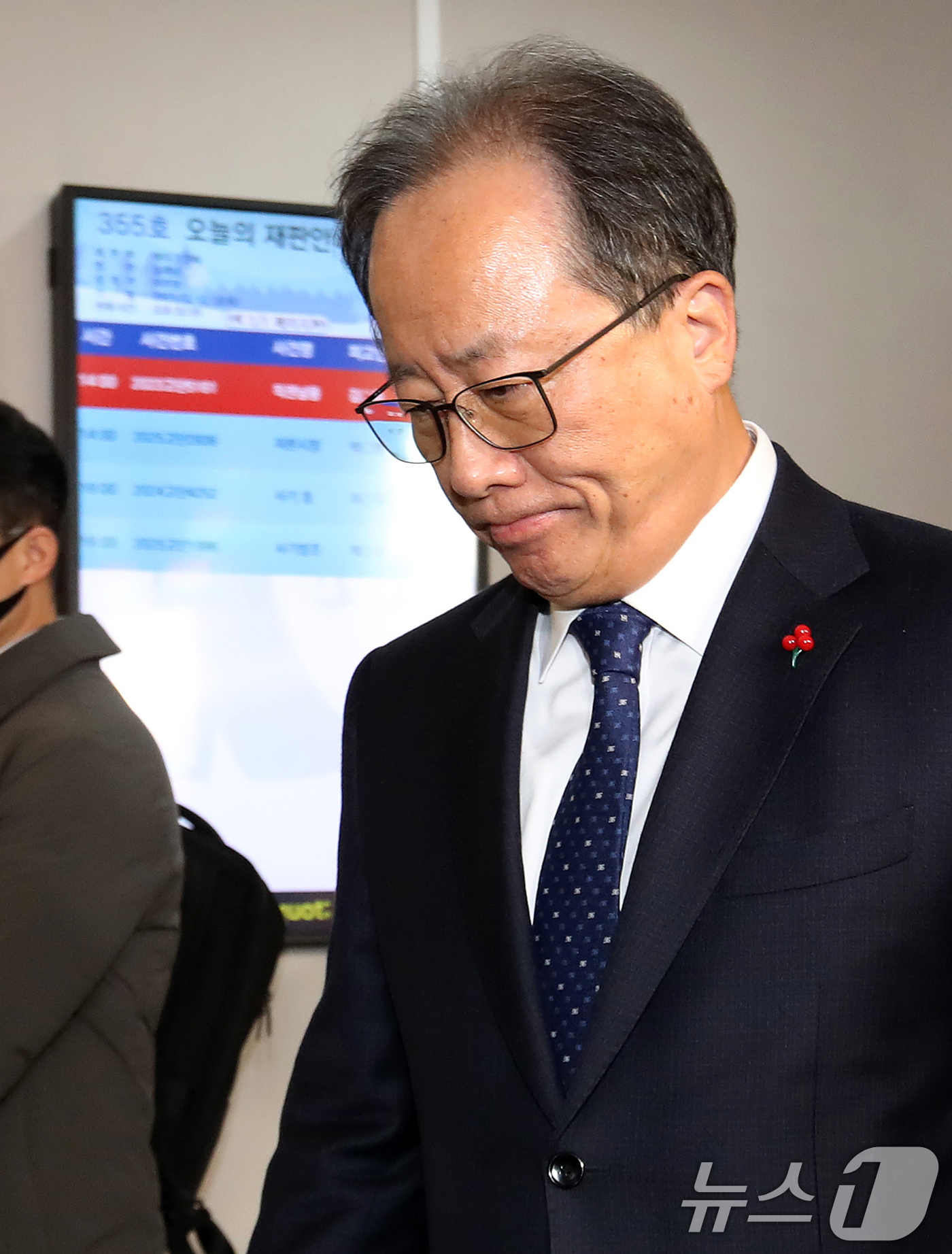 (부산=뉴스1) 윤일지 기자 = 전교조 통일학교 해직 교사들을 특별 채용하도록 지시한 혐의로 기소된 김석준 부산시교육감이 12일 오후 부산 연제구 부산지방법원에서 열린 1심 선고 …