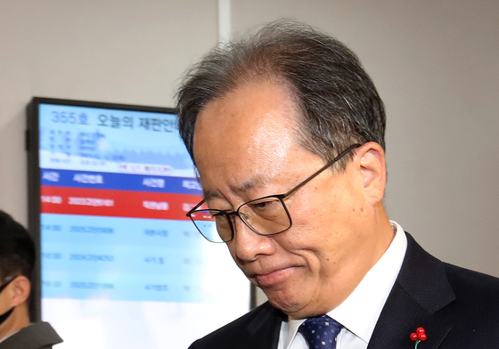 굳은 표정의 김석준 부산교육감