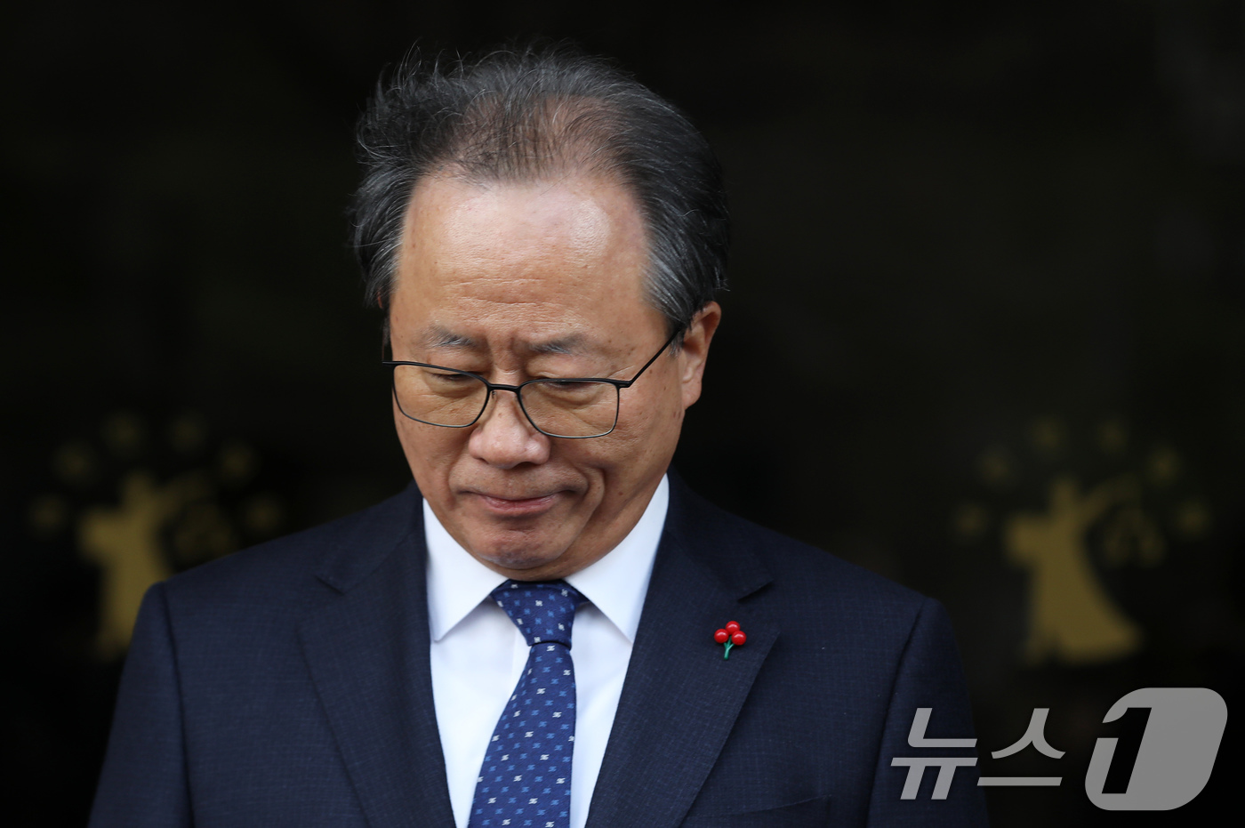 (부산=뉴스1) 윤일지 기자 = 전교조 통일학교 해직 교사들을 특별 채용하도록 지시한 혐의로 기소된 김석준 부산시교육감이 12일 오후 부산 연제구 부산지방법원에서 열린 1심 선고 …