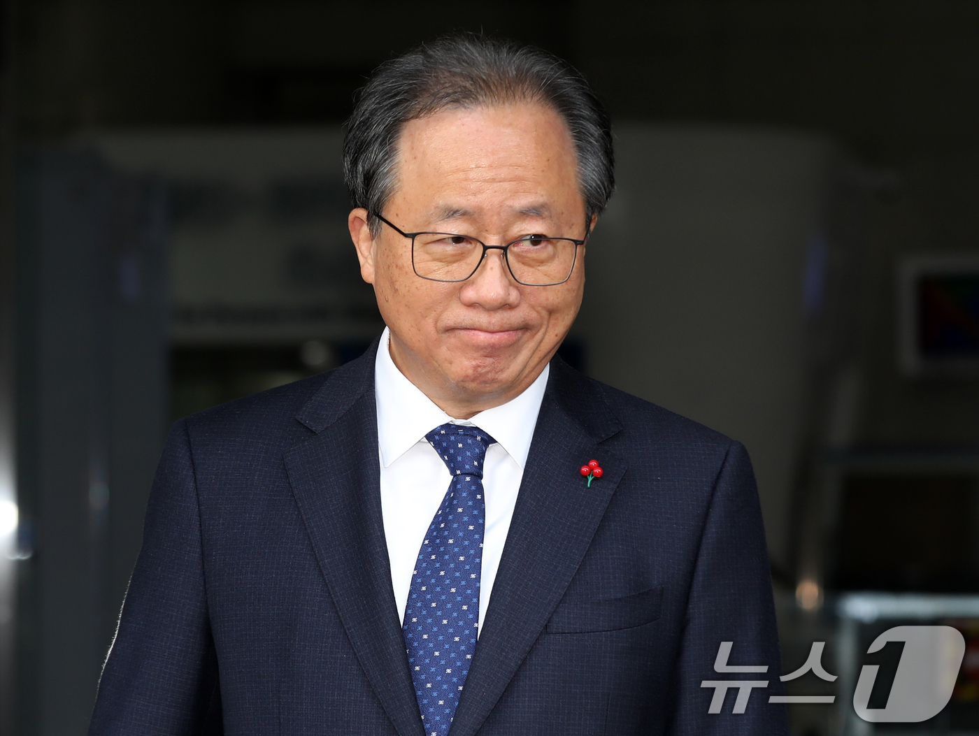 (부산=뉴스1) 윤일지 기자 = 전교조 통일학교 해직 교사들을 특별 채용하도록 지시한 혐의로 기소된 김석준 부산시교육감이 12일 오후 부산 연제구 부산지방법원에서 열린 1심 선고 …