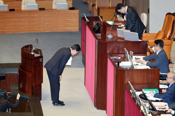 무제한 토론 마친 신동욱 의원