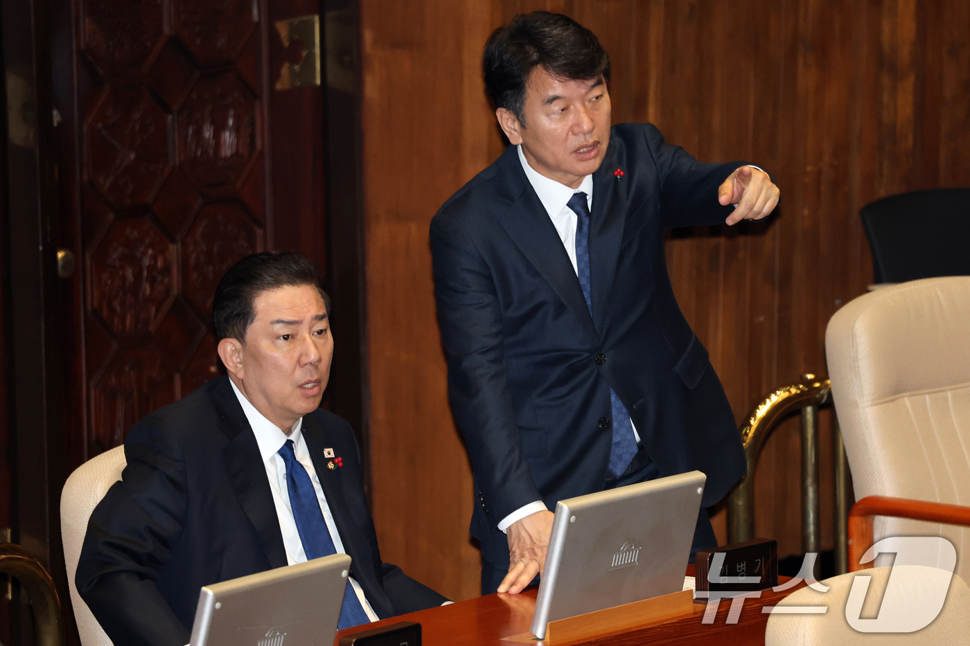 (서울=뉴스1) 이승배 기자 = 김병기 더불어민주당 원내대표와 문진석 원내수석이 12일 서울 여의도 국회에서 열린 제430회국회(임시회) 1차 본회의에서 대화하고 있다. 2025. …