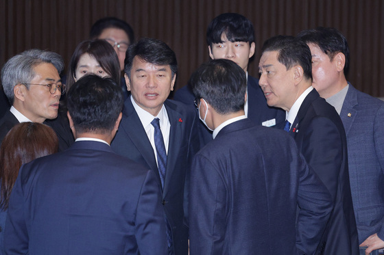 의원들과 대화하는 김병기