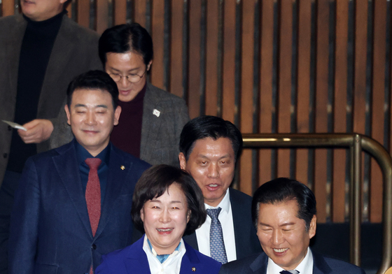 투표하러 가는 정청래 대표