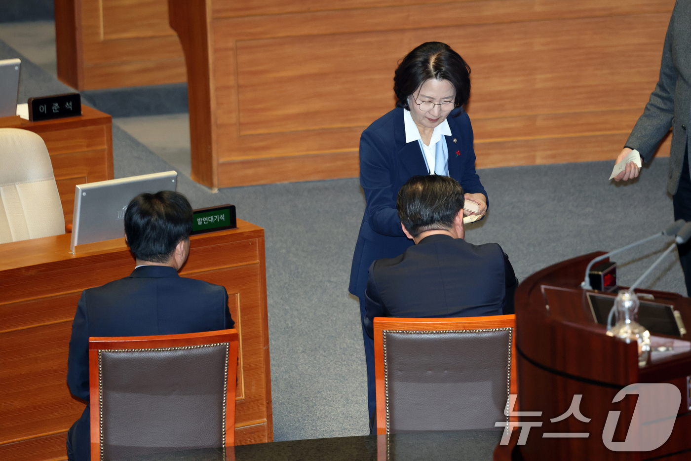 (서울=뉴스1) 이승배 기자 = 추미애 더불어민주당 의원이 12일 서울 여의도 국회에서 열린 제430회국회(임시회) 1차 본회의에서 형사소송법 일부개정법률안(대안)에 대한 무제한 …