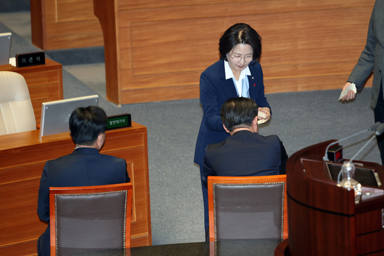 무제한 토론 종결 동의 투표하는 추미애 의원