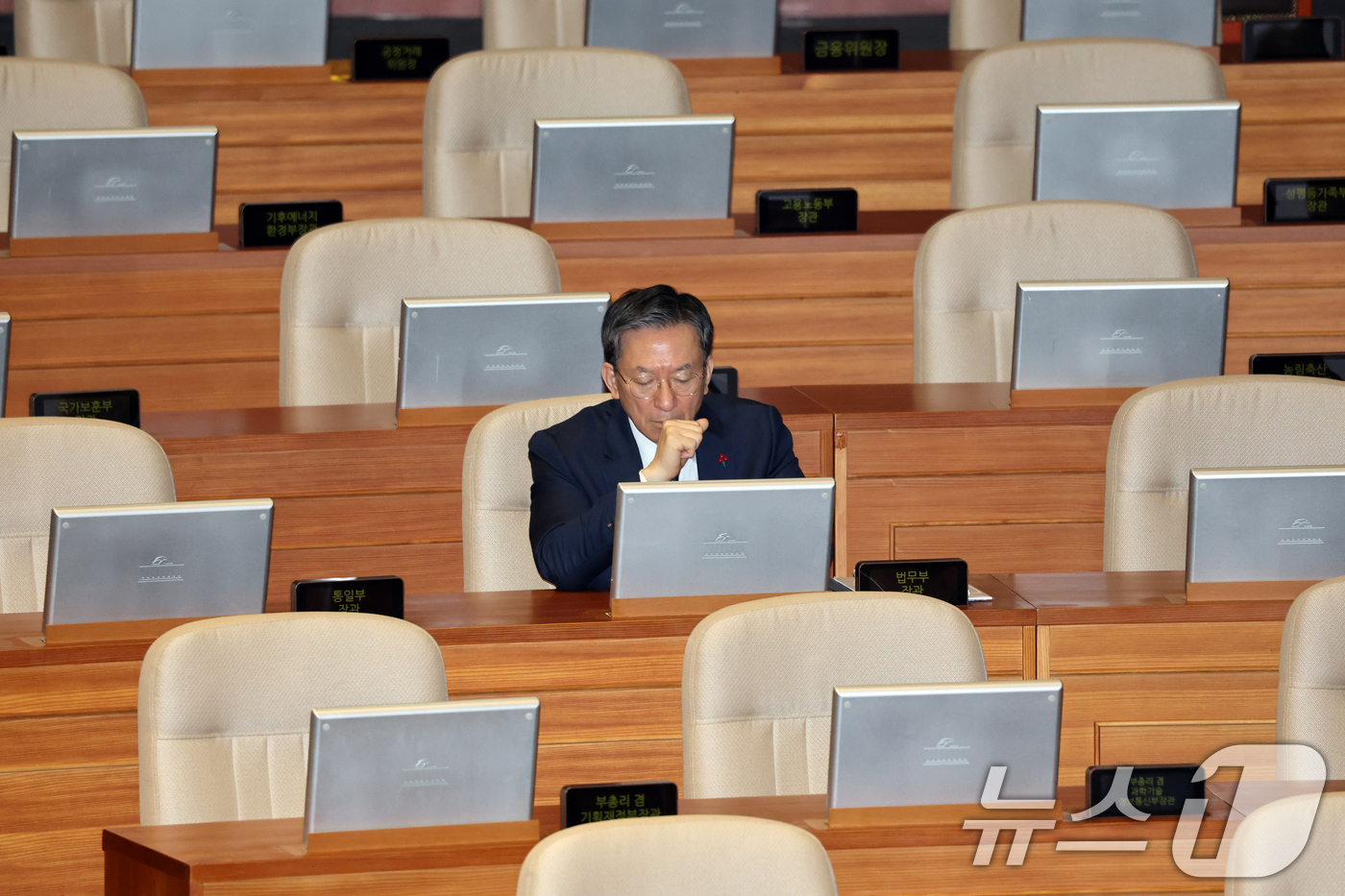 (서울=뉴스1) 이승배 기자 = 정성호 법무부 장관이 12일 서울 여의도 국회에서 열린 제430회국회(임시회) 1차 본회의에 참석해 있다. 2025.12.12/뉴스1