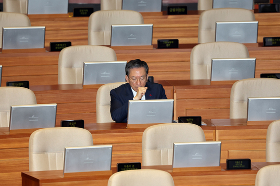 본회의 참석한 정성호 장관