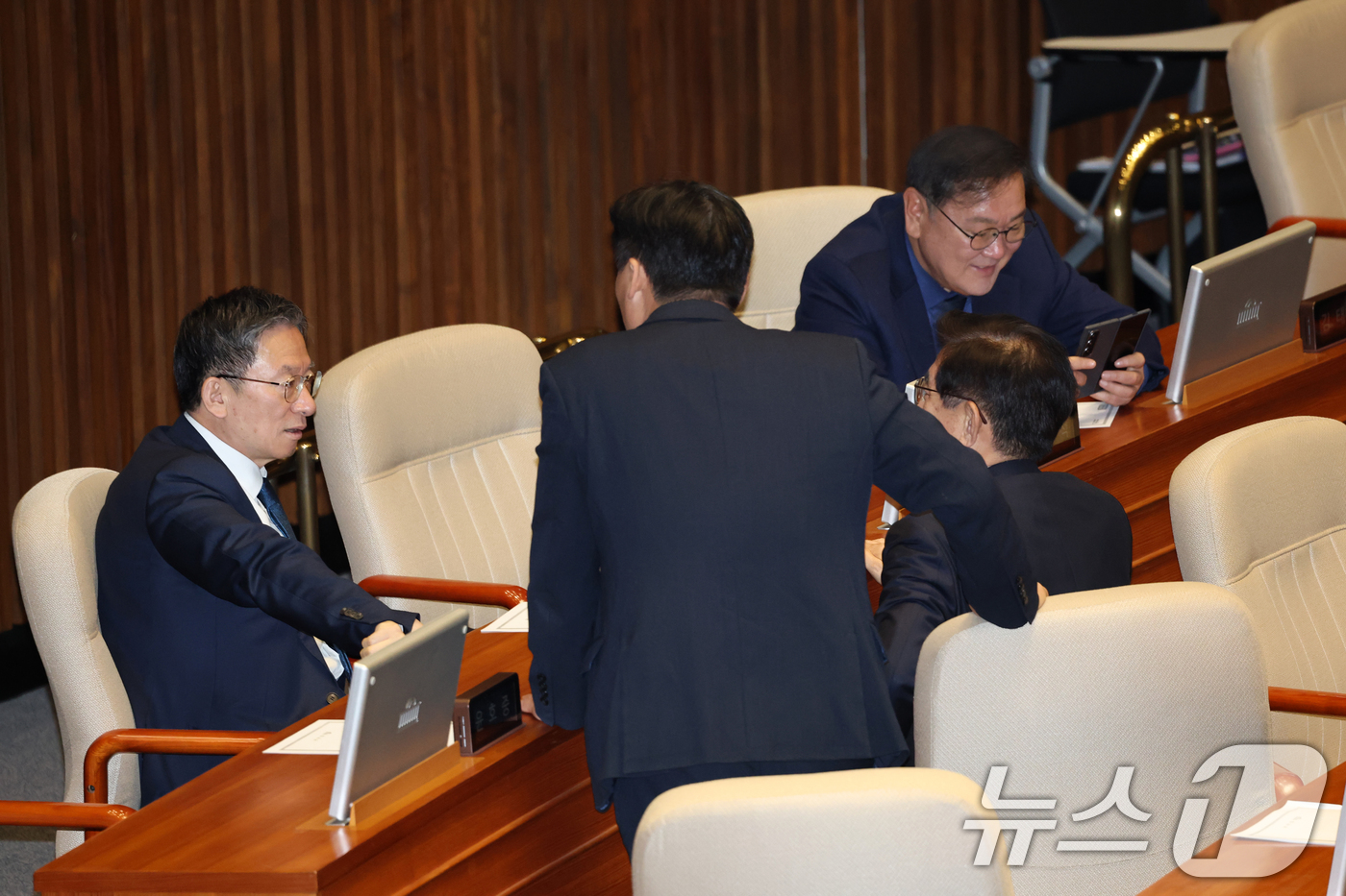 (서울=뉴스1) 이승배 기자 = 정성호 법무부 장관이 12일 서울 여의도 국회에서 열린 제430회국회(임시회) 1차 본회의에서 의원들과 대화하고 있다. 2025.12.12/뉴스1
