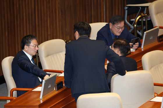 의원들과 대화 나누는 정성호 장관