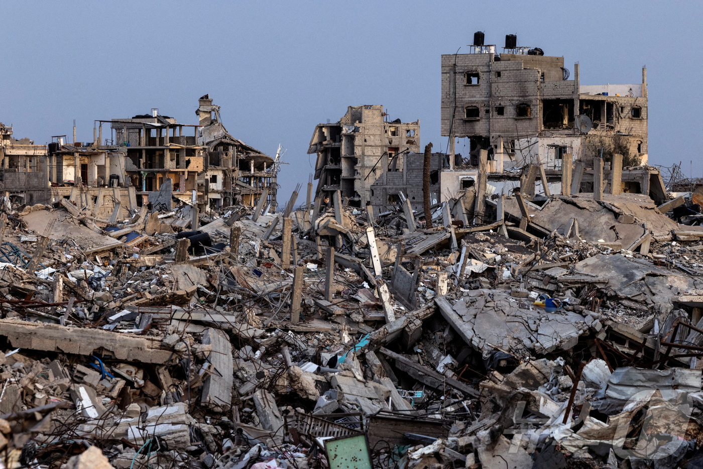 (라파 로이터=뉴스1) 강민경 기자 = 8일 가자지구 남부 도시 라파의 무너진 건물들이 잔해를 이루고 있다. 2025.12.8ⓒ 로이터=뉴스1