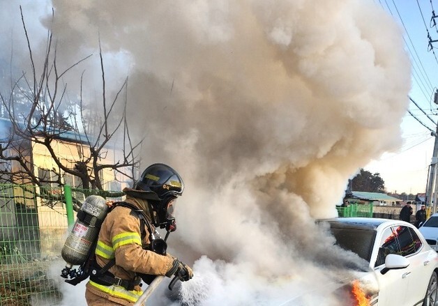 옥천서 도로 달리던 승용차 불…7700여만원 재산피해