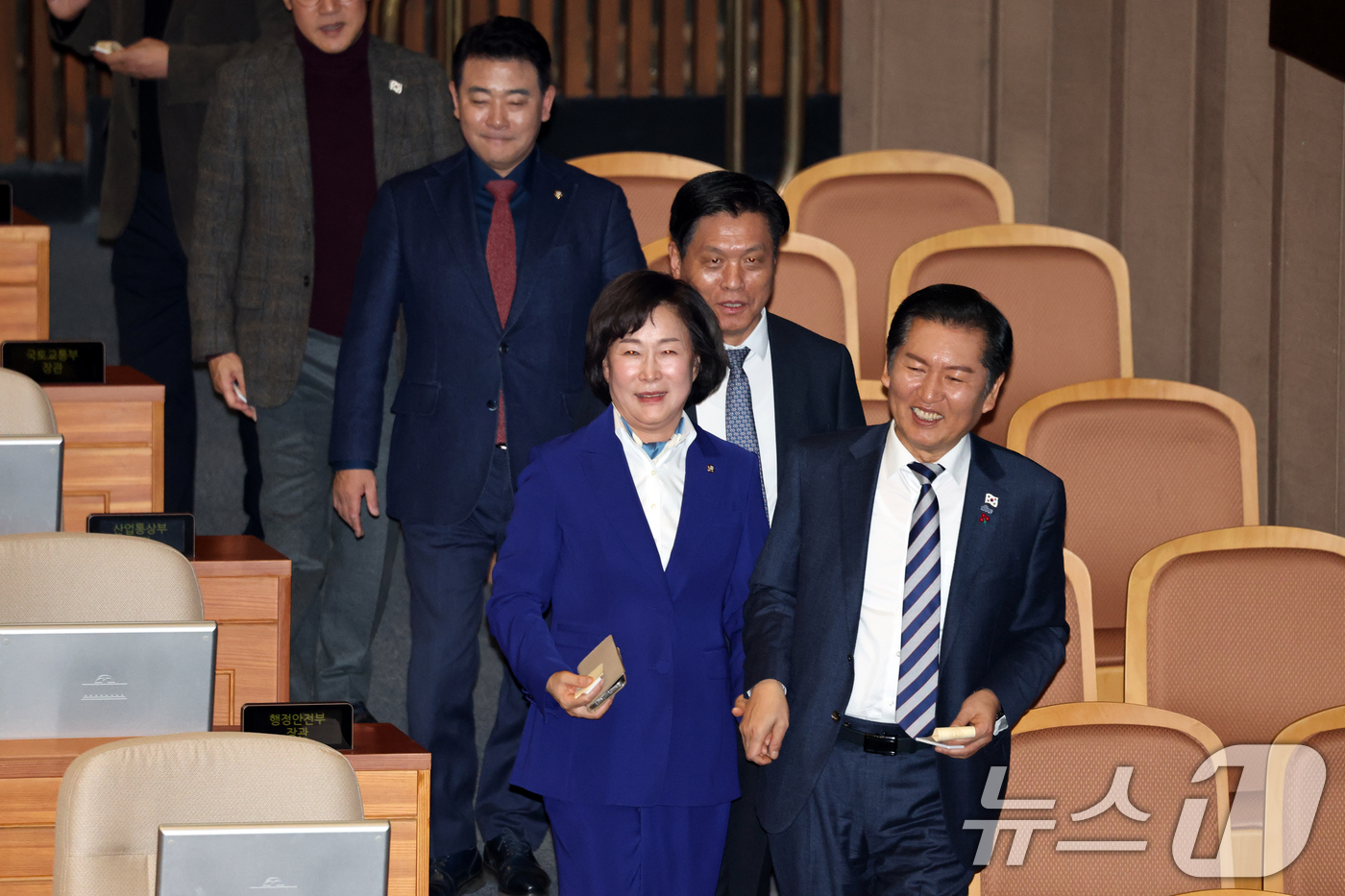 (서울=뉴스1) 이승배 기자 = 정청래 더불어민주당 대표가 12일 서울 여의도 국회에서 열린 제430회국회(임시회) 1차 본회의에서 형사소송법 일부개정법률안(대안)에 대한 무제한 …