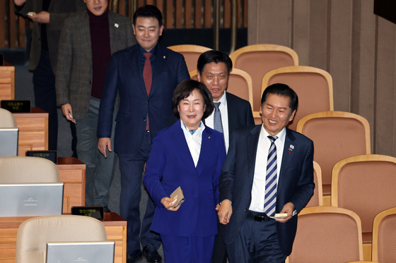 미소 지으며 투표하러 가는 정청래 대표