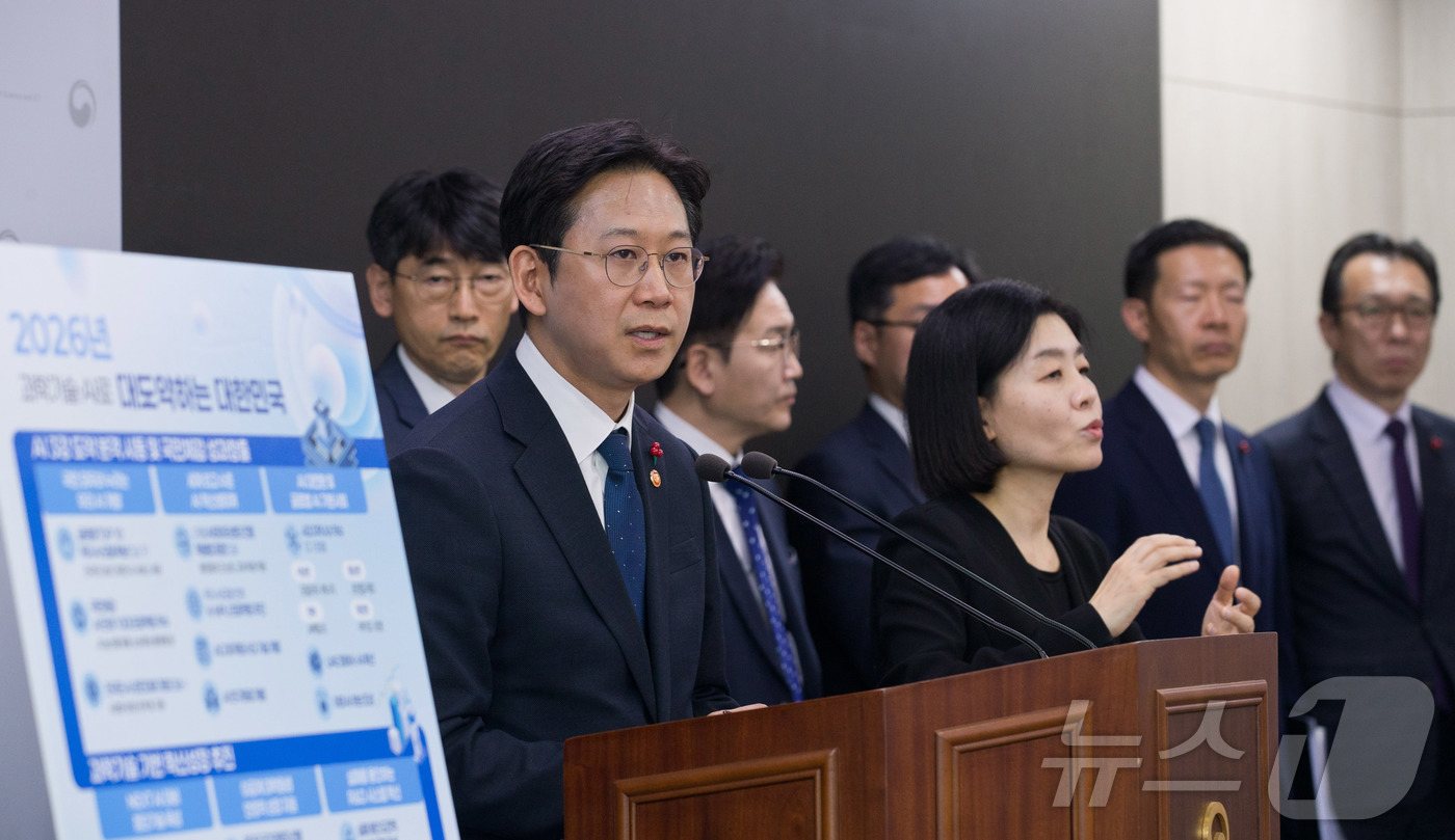 (서울=뉴스1) = 배경훈 부총리 겸 과학기술정보통신부 장관이 12일 오후 세종시 정부세종청사 기자실에서 2026년도 과학기술정보통신부 업무계획 보고 관련 브리핑을 하고 있다. ( …