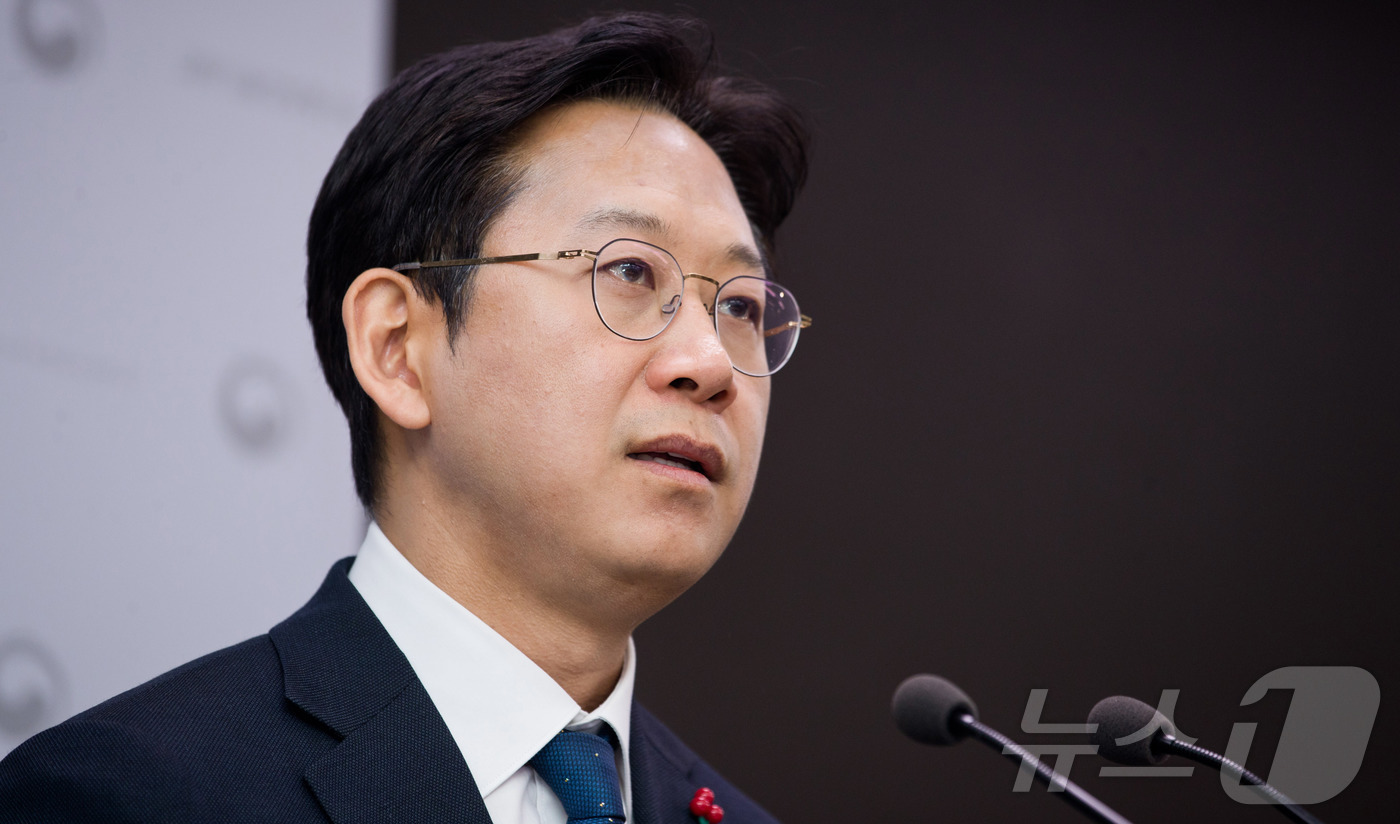 (서울=뉴스1) = 배경훈 부총리 겸 과학기술정보통신부 장관이 12일 오후 세종시 정부세종청사 기자실에서 2026년도 과학기술정보통신부 업무계획 보고 관련 브리핑을 하고 있다. ( …