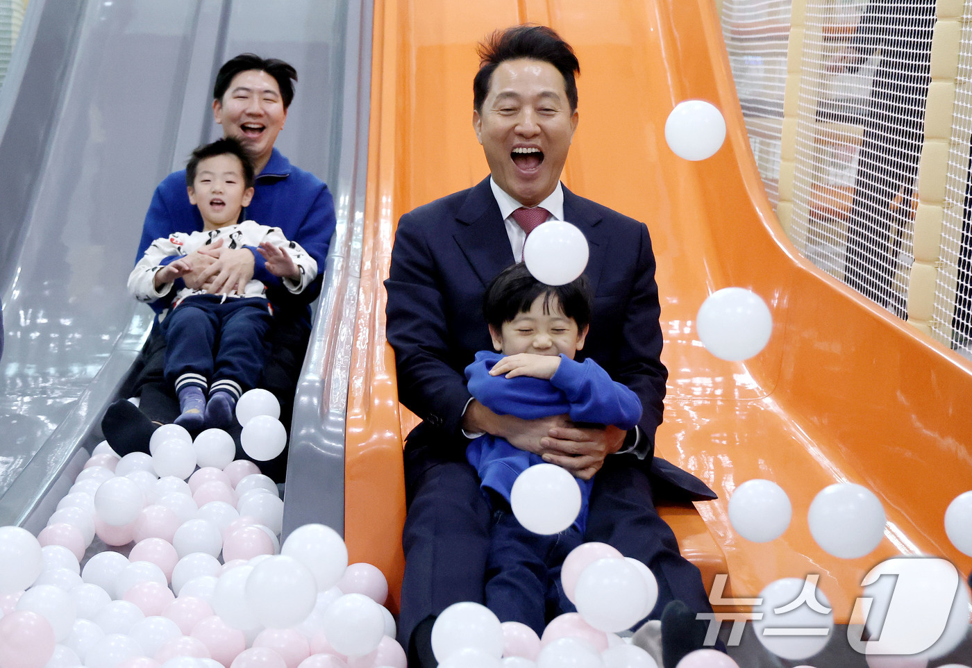 (서울=뉴스1) 이광호 기자 = 오세훈 서울시장이 12일 오후 서울 강서구 화곡동에 개관한 서울키즈플라자를 찾아 시설을 둘러본뒤 아이와 함께 실내미끄럼틀을 타고 있다. 2025.1 …
